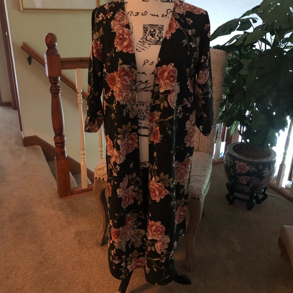 NWOT Beautiful flowered duster